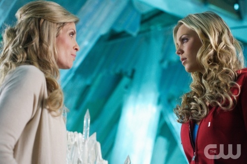 TheCW Staffel1-7Pics_349.jpg - "Blue" -- Pictured (l-r) Helen Slater as Lara and Laura Vandervoort as Kara in SMALLVILLE, on The CW Network. Photo: Michael Courtney/The CW © 2007 The CW Network, LLC. All Rights Reserved.